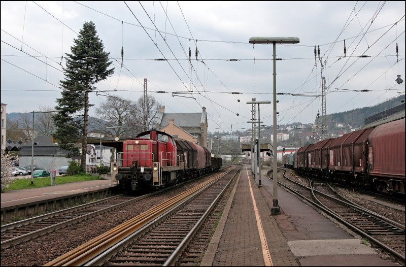 294 780 durchfhrt mit den Bahnhof Plettenberg Richtung Werdohl. Am Haken hat sie die Waggons des Abendlichen Gterzuges Finnentrop - Hagen. (22.04.2008)