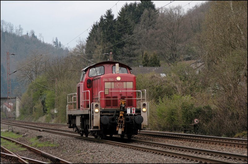 294 780 ist von Hohenlimburg auf den Rckweg nach Finnentrop. Aufgenommen am 22.04.2008 bei Plettenberg.
