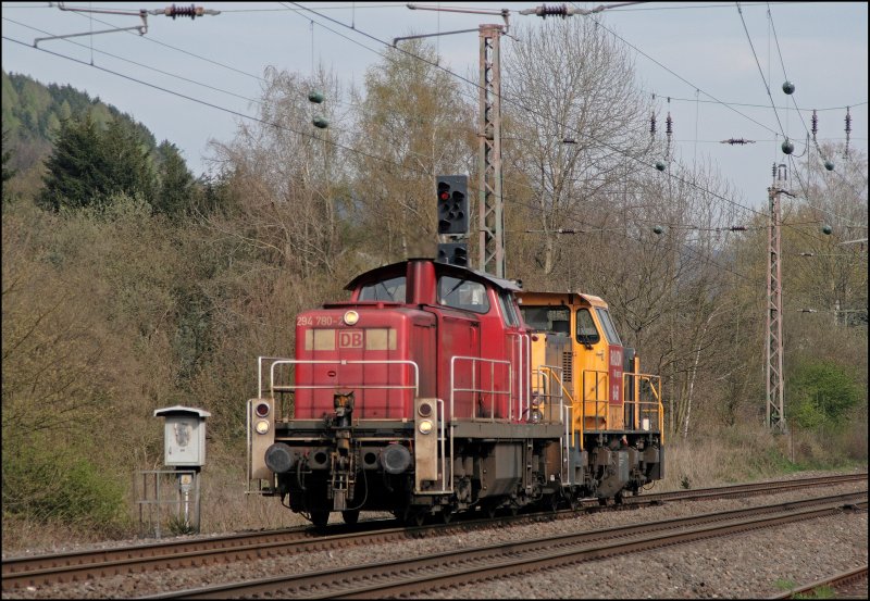 294 780 schleppt die 264 461 (6461) von Finnentrop zurck ins Ruhrgebiet. (22.04.2008)
