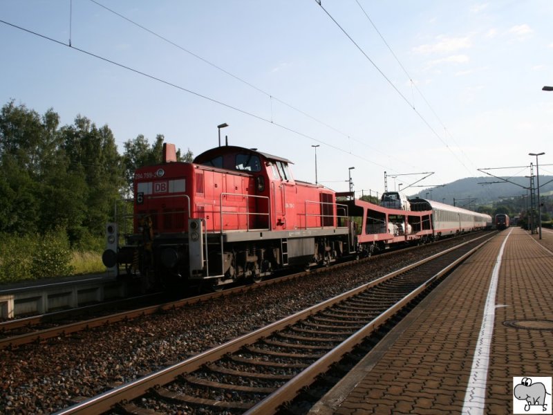 294 799-2 brachte am 06. Juni 2008 die Wagengarnitur des in der Nacht auf der Frankenwaldbahn bei Frtschendorf mit einen Traktor kollitierten Zuges erst mal nach Pressig-Rothenkirchen. Es handelt sich hierbei um eine Garnitur der sterreichischen Bundesbahn. (Siehe Bild 197810)