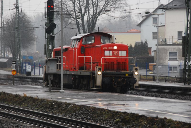 294 800-8 wartet brav auf das Umschalten zur Weiterfahrt im Rangierbetrieb auf dem Brackweder Bahnhof. Kommend aus Richtung Bielefeld erwartet sie hier einen planmigen ICE zur Durchfahrt um dann den Gleiswechsel vorzunehmen, der wieder nach Bielefeld zurckfhrt. Ich glaube die Lok steht in Diensten einer ansssigen Firma. Habe keiner weiteren Info´s zur Herkunft oder Einsatz. Zwei Bilder im Netz haben Sie in 2004 bei der Arbeit in Hamm erwischt. 