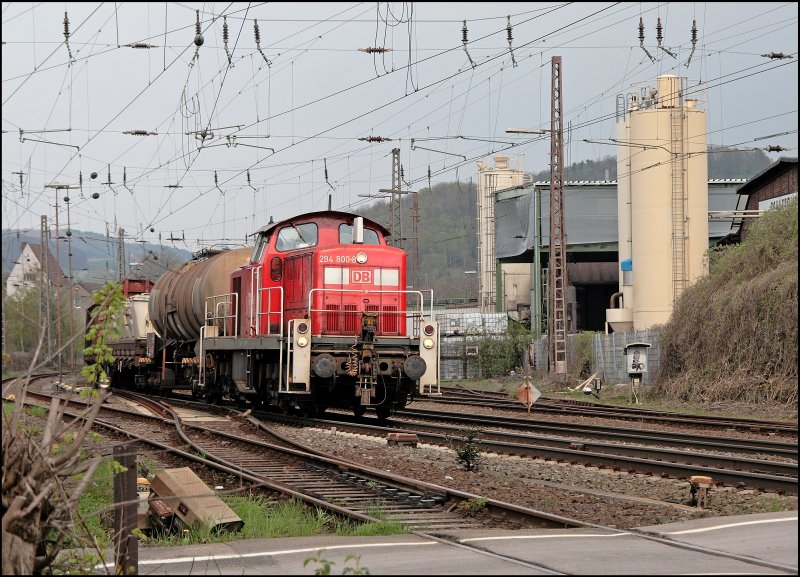294 800 bespannt den 54460 von Finnentrop nach Hohenlimburg. Die Waggons sind im Kraftwerk Elverlingsen abgeholt worden und werden in Hohenlimburg einen abendlichen G�terzug nach Hagen beigegeben. (25.04.2008)
