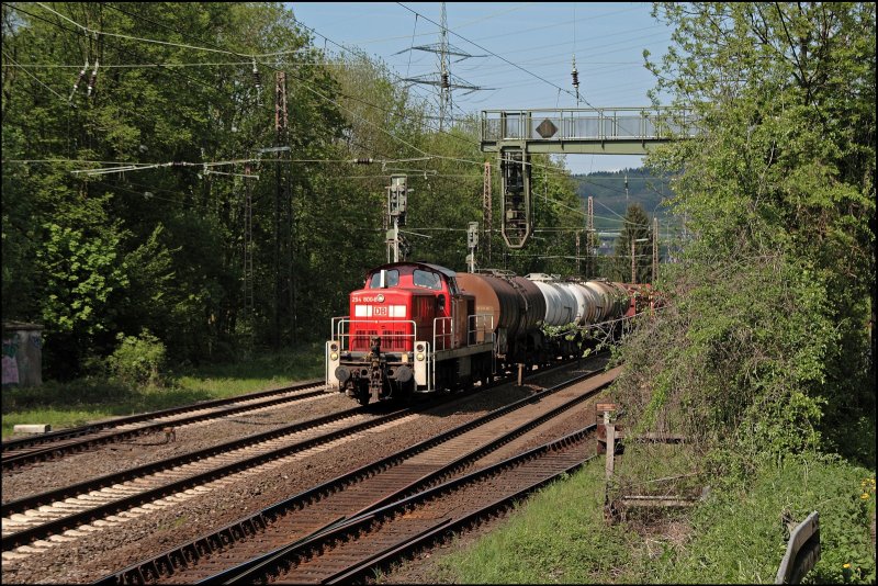 294 800 bringt bei Letmathe den 54460 von Finnentrop nach Hohenlimburg. Die Kesselwagen (vermutlich vorher Ammoniak geladen) wurden in Elverlingsen dem Zug beigegeben. (06.05.2008)

