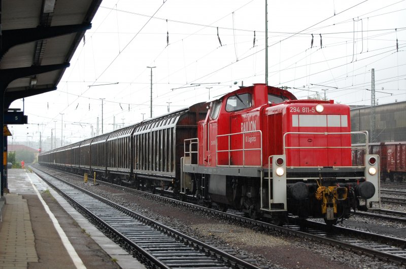 294 811-5 zieht am 08.08.07 einen Gterzug von Aalen ber die Brenzbahn nach Giengen (Brenz), hier bei der Ausfahrt aus dem Bahnhof Aalen.