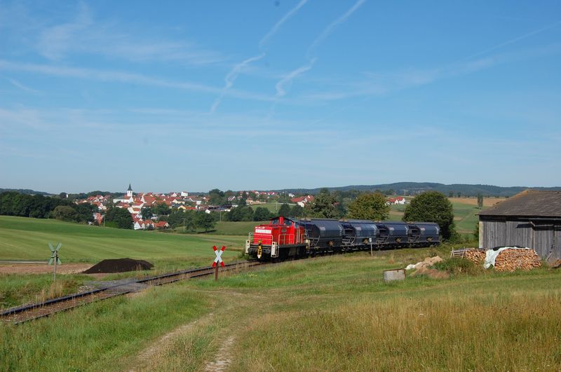 294 816 am 31.08.2009 mit Gterzug bei Gebenbach (Strecke Amberg-Schnaittenabch)