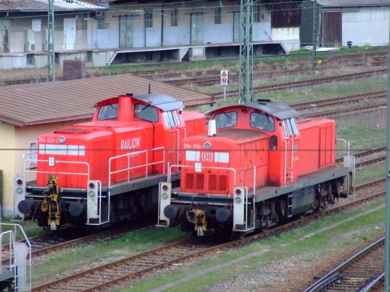 294 822 und 294 304 abgestellt im Plattlinger Gbf am 18.03.2007.