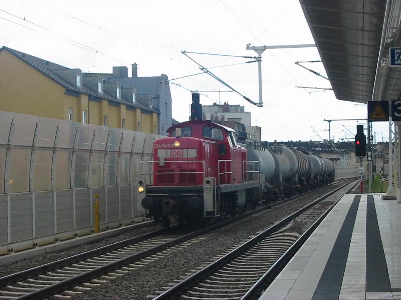 294-843 am 5.8.2005 mit einem Gterzug in Ludwigshafen Mitte.