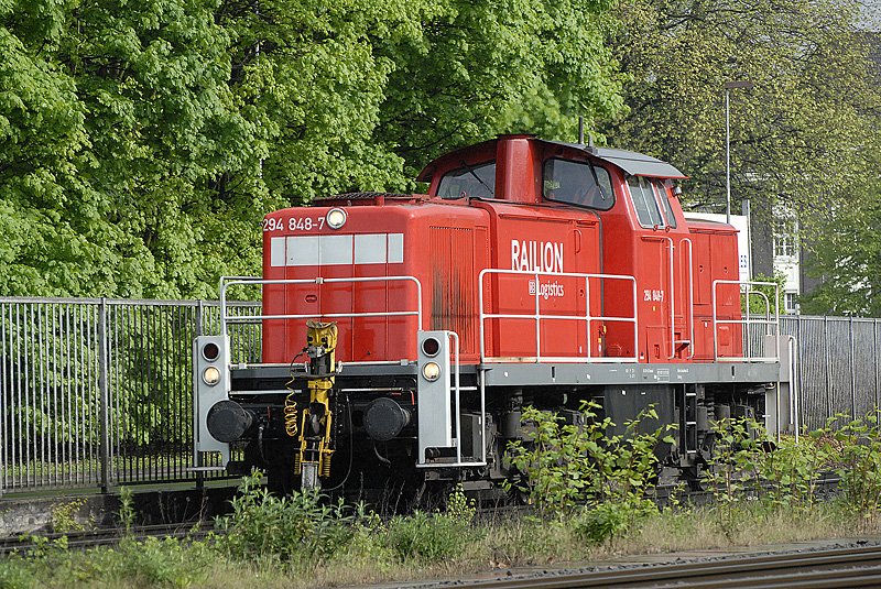 294 848 durchfhrt den Duisburger Sden um einen Stahlzug im Httenwerk-Krupp-Mannesmann (HKM) abzuholen. 05.05.2008
