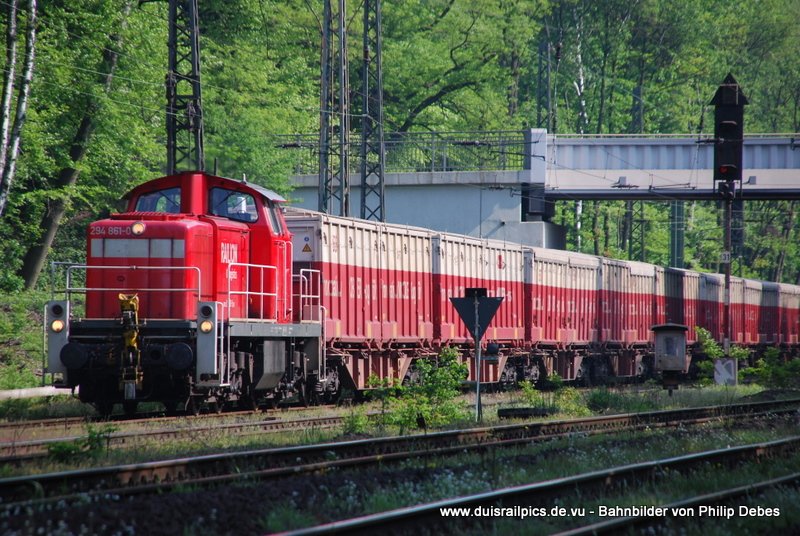 294 861-0 (Railion DB Logistics) fhrt am 2. Mai 2009 um 10:33 Uhr mit einem GZ durch Duisburg Neudorf