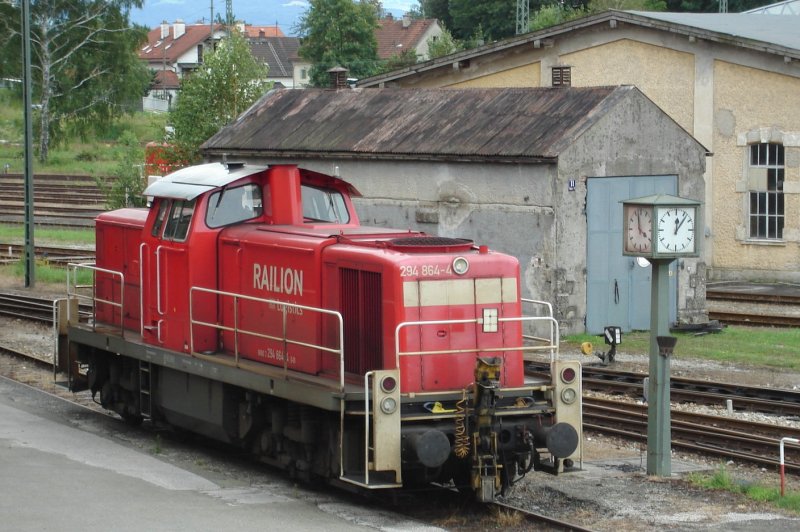 294 864-4 wartet in Freilassing auf den nchsten Verschubeinsatz. 19.7.09