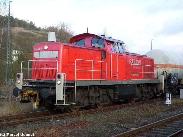 294 865 steht mit einem Kesselwagenzug in Ottbergen.