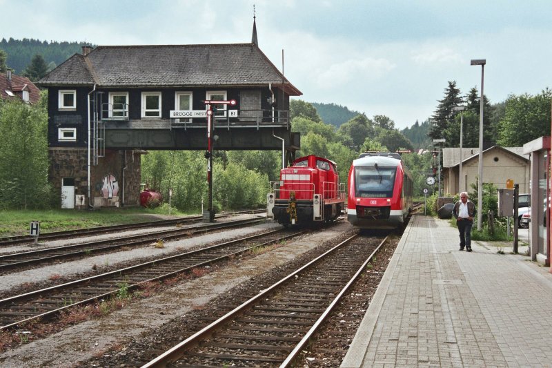 294 866 macht  mal wieder  pause in Brgge (Westf). Am Bahnsteiggleis rollt ein 648er als RB52  Volmetalbahn  nach Ldenscheid ein.