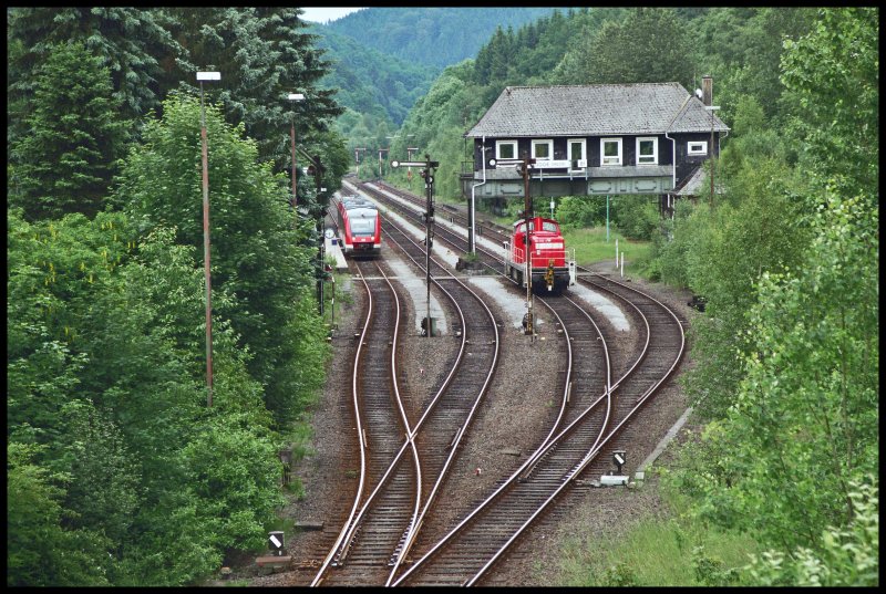 294 866 steht am 01.06.2007 ohne Gterwaggons in Brgge (Westf) auf dem Nebengleis. Am Bahnsteig wartet ein 648er als RB52  Volmetalbahn  nach Ldenscheid.