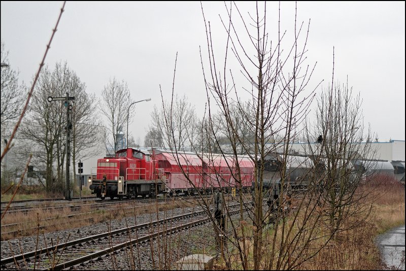 294 874 wartet mit ihrem  Weien Riesen  in Horlecke auf die Abfahrt ins Ruhrgebiet. (05.04.2008)
