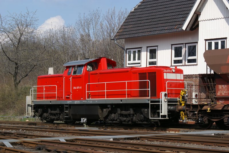 294 875-0 rangiert ein Paar Schotterwagen in Bad Harzburg (8.4.2008)
