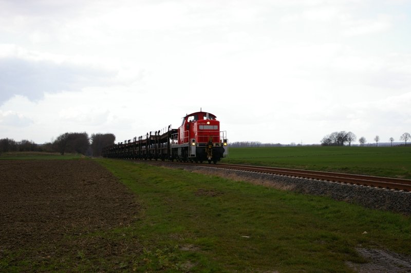 294 878-4 erklimmt mit ihren Autotransportern die Steigung zwischen Randerath und Lindern am 24.03.2009. Der Wettergott war gndig, kurz zuvor hatte es krftig geregnet. Das Bild entstand kurz vor Lindern. 