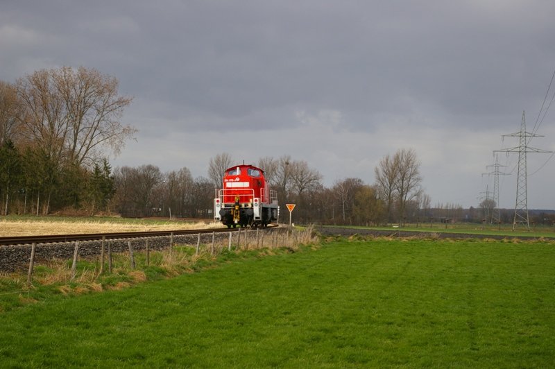 294 878-4 legt sich Solo mit 20 km/h in die Kurve hier kurz vor Porselen. Die Lok ist auf dem Weg nach Grebben und dort abgestelle Gterwagen abzuholen. Strecke Lindern-Heinsberg am 24.03.2009 