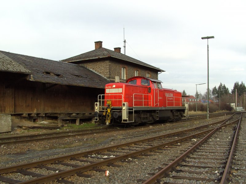 294 898 am 04.02.2008 vor dem Bahnhofsgebude in Hirschau. (Strecke Amberg-Schnaittenbach)
