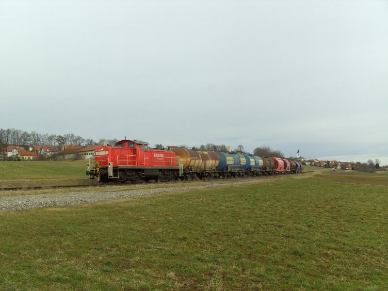 294 898 am 05.02.2008 mit ihrem Gterzug bei der Ortsdurchfahrt durch Gebenbach! (Strecke Amberg-Schnaittenbach)