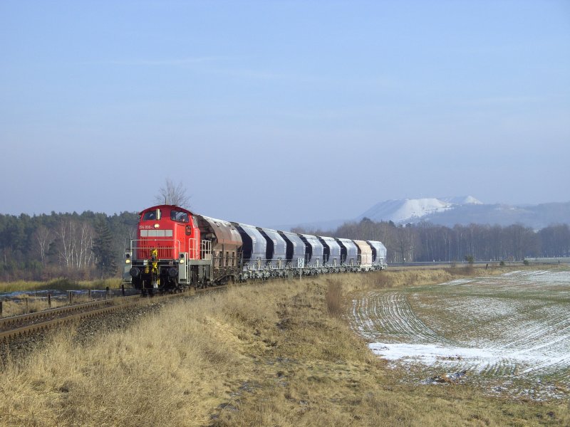 294 898 fhrt mit einem 800 Tonnen-Zug die Steigung zur Wasserscheide zwischen Hirschau und Gebenbach hoch! (04.01.2007, Strecke Amberg-Schnaittenbach)
