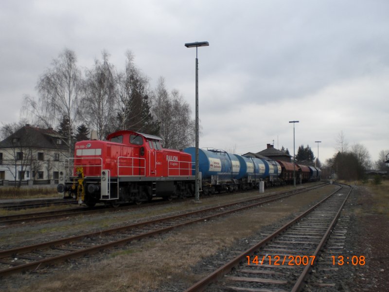 294 898 mit einem Gterzug in Hirschau.