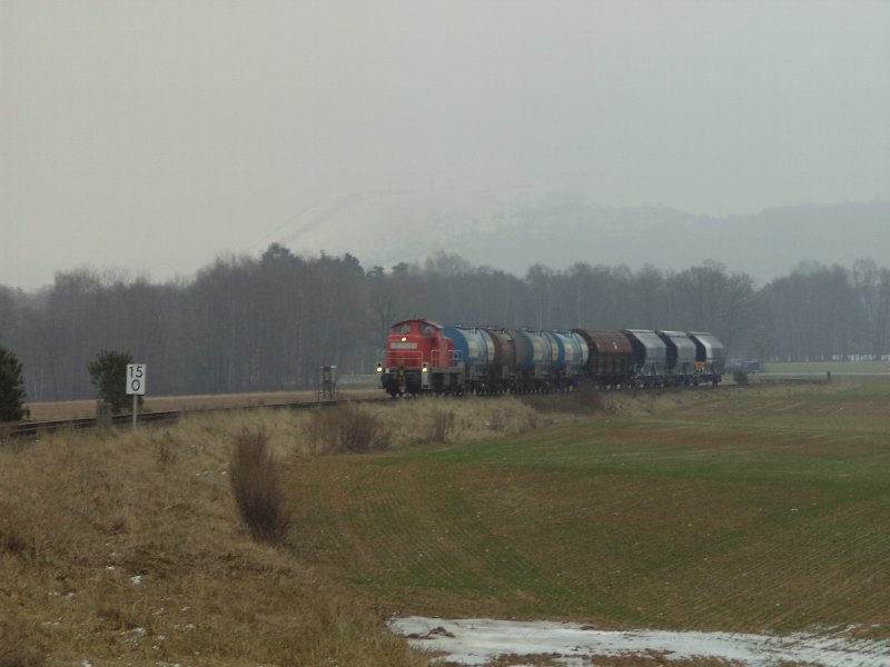294 898 mit einem schwere Gterzug auf der Fahrt nach Amberg, hier kurz nach Hirschau. 28.12.2007