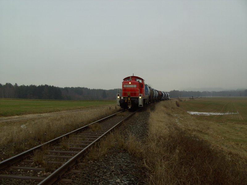 294 898 mit einem schwere Gterzug auf der Fahrt nach Amberg, hier kurz nach Hirschau. 28.12.2007