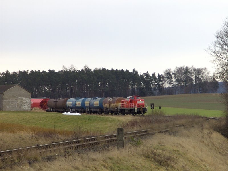 294 898 mit ihrem Gterzug kurz hinter der Wasserscheide auf dem Weg nach Amberg. (05.02.2008, Strecke Amberg-Schnaittenbach)