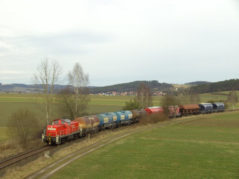 294 898 mit ihrem Gterzug von Hirschau nach Amberg in der Nhe von Godlricht am 05.02.2008. (Strecke Amberg-Schnaittenbach)