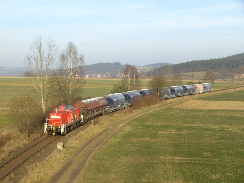 294 898 mit einer bergabe von Hirschau nach Amberg, hier am 04.01.2008 kurz vor dem Dorf Godlricht. (Strecke Amberg-Schnaittenbach)