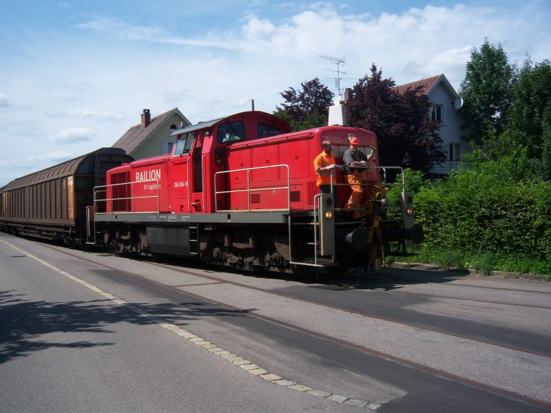 294 rollt mit ihrer bergabefahrt durch die Straen von Baienfurt , um gleich in die Papierfabril StoraEnso abzubiegen.
Angesichts der bevorstehenden Schlieung der Papierfabrik drfte dieses Bild wie auch die Strecke Niederbiegen-Baienfurt bald der Geschichte angehren.