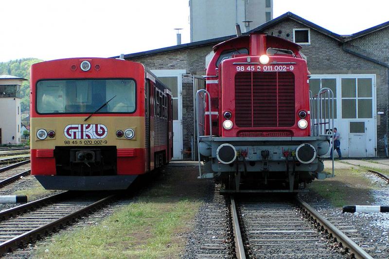 29.4.2005: GKB 1100.2 und GKB VT 70.07 vor dem Werkstttengebude der GKB in Graz
