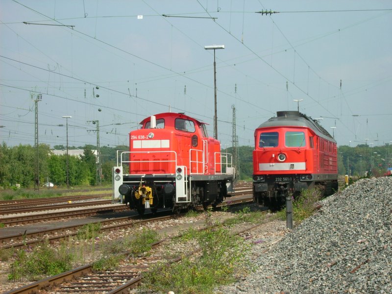 294638-2 und 232561-1 waten am 10,09,09 auf ihren Einsatz in Rastatt