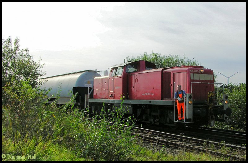 295 007-9 bei Rangierarbeiten auf dem Wilhelmshavener Industriegleis in hhe der sogenanten Oelweiche.21-09-09