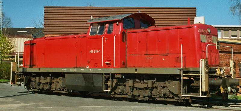 295 019-4 berquert im April 2005 die Kielerstr. in Neumnster,
          vom Kohlekraftwerk zum Bahnhof.
           