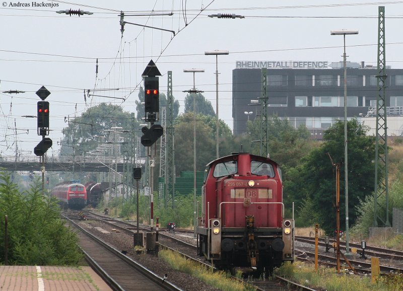 295 057-4 rangiert in Bremen Seebaldsbrck. Im Hintergrund ist die Schrottreihe zu sehen 21.8.09