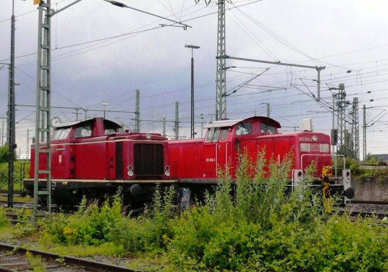 295 058-2 neben einer V 100 der Emslndischen Eisenbahngesellschaft mbh am 21.6.2007 im oldenburger Gterbahnhof.