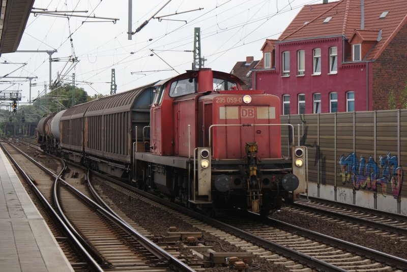 295 059-0 mit einem gemischten Gtenzug fuhr am 21.08.2009 durch Hannover Linden/Fischerhof.