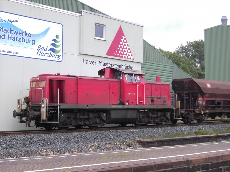 295 067 rangiert mit Schotterwagen im Bad Harzburger Bahnhof (7.7.2007)