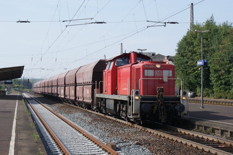 295 068-1 durchfuhr am 15.08.2009 den Elzer Bahnhof mit einem leeren Schotterzug,auf Gleis 3 in Richtung Norden.