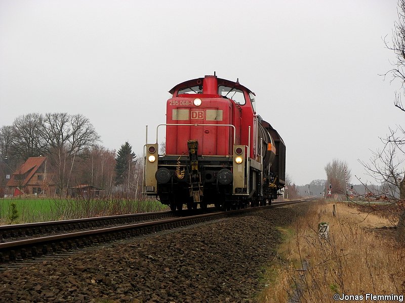 295 068 zieht den FZT 53728 von Bad Fallingbostel nach Seelze. Am 01.02.07 lichtete ich sie kurz vor Bennemhlen ab.