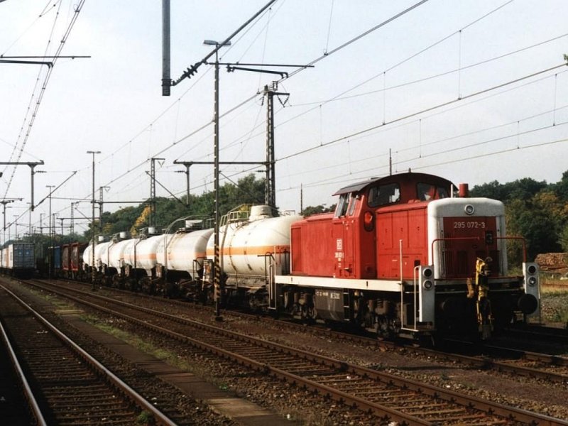 295 072-3 mit bergabegterzug auf Bahnhof Bad Bentheim am 29-9-2001. Bild und scan: Date Jan de Vries. 