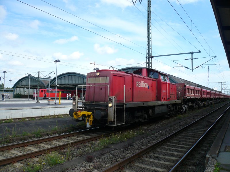 295 072-3 rangiert am 5.9.2008 mit einem Schttgutzug auf Gleis 2 im Oldenburger Hbf. Auf Gleis 6 sieht man den RE nach Emden, bespannt mit einer Br 111.