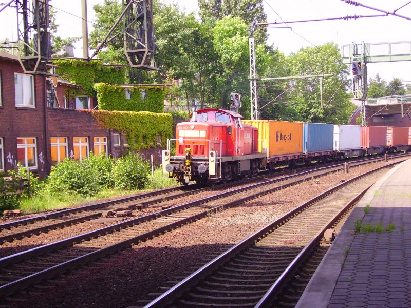 295 078-1 mit einem langen Containerzug in Hamburg-Harburg. 01.07.07
