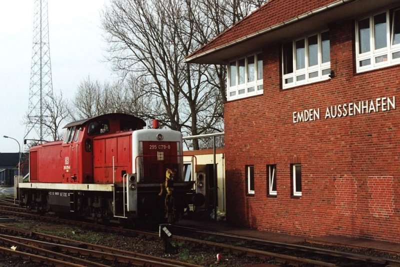 295 079-8 auf Bahnhof Emden Auenhafen am 7-4-2001. Bild und scan: Date Jan de Vries. 