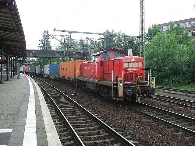 295 087-1 am 20.05.2007 mit einem Containerzug in HH-Harburg