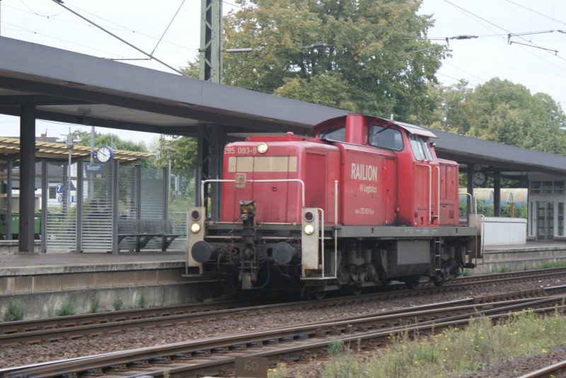 295 093-9 fuhr als Lz am 14.09.2009 durch den Wunstorfer Bahnhof auf Gleis 2 aus Richtung Bremen kommend nach Seelze. 