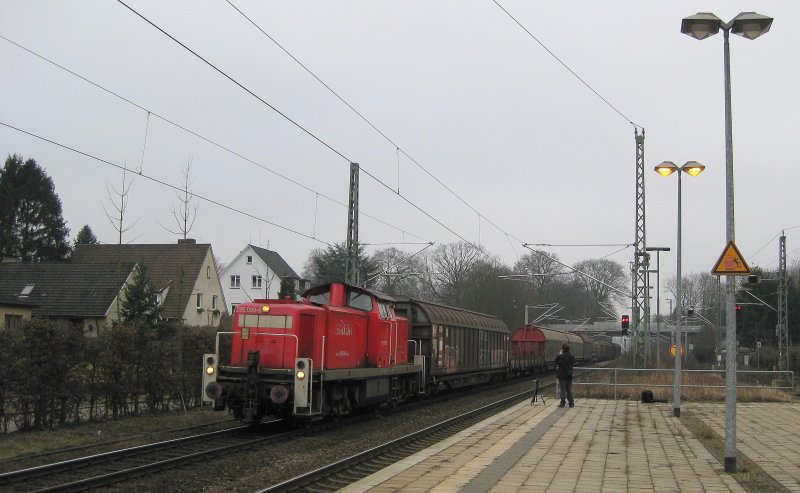 295 099-6 fhrt am 21.02.09 mit einem bergabezug aus AM von der GUB durch den Bahnhof Hamburg-Wandsbek und wird dann gemchlich die Fahrt Richtung Lbeck fortsetzen.