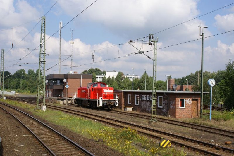 295 100-5  geniet am 12.8.2007 die Sonntagsruhe vor dem Stellwerk Sf in Stade