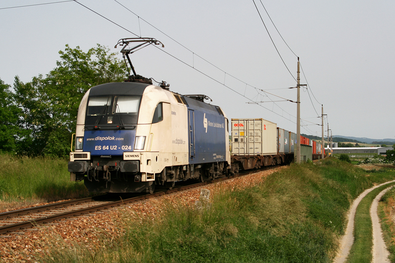29.5.08 Der Alltag der Wiener Lokalbahn sind die Containerpendler zwischen Deutschland und sterreich. Fast alle Zge verkehren ber die Westbahn. Da im Abendverkehr auf der Westbahn keine Trassen mehr frei waren fuhr der abendliche TEC 42918 von Wien Donaukaibahnhof nach Hamburg Waltersdorf ber die Franz Josefs- und Tullnerbahn. Bespannt wurde der TEC 42918 von der ES64U2 024.